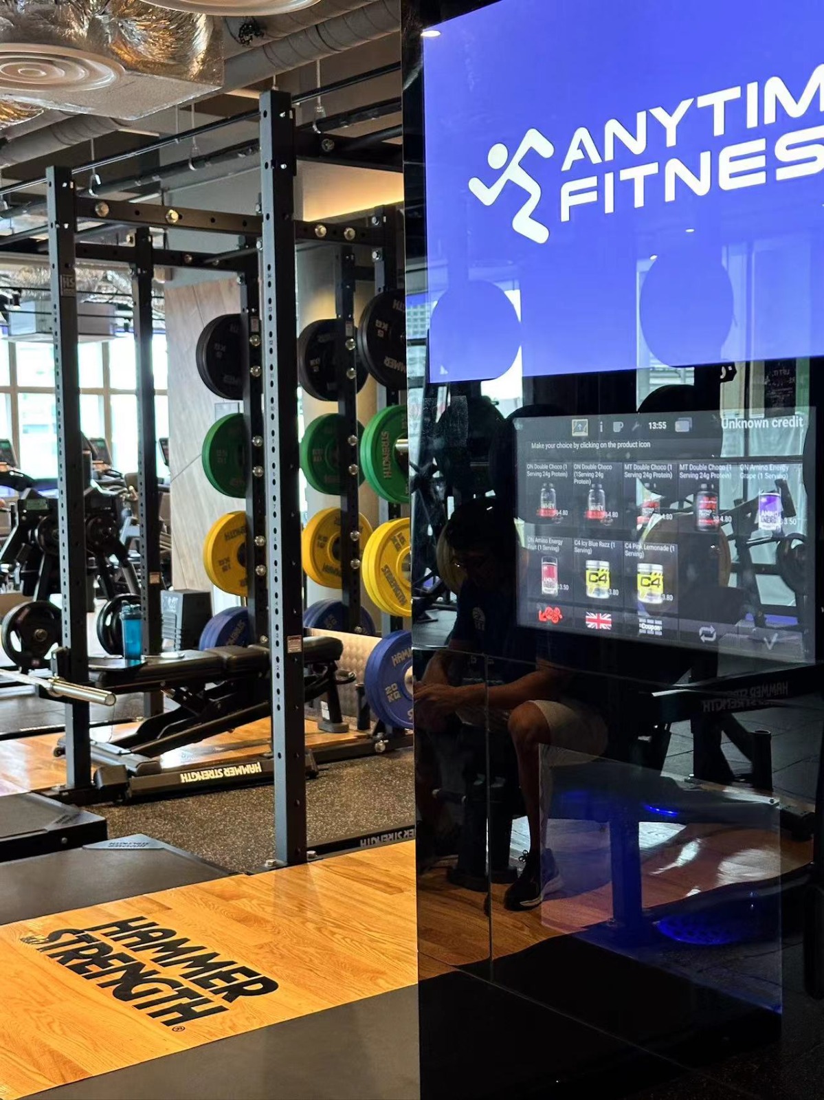 Máquina de batidos instalada en Anytime Fitness junto a equipos de entrenamiento